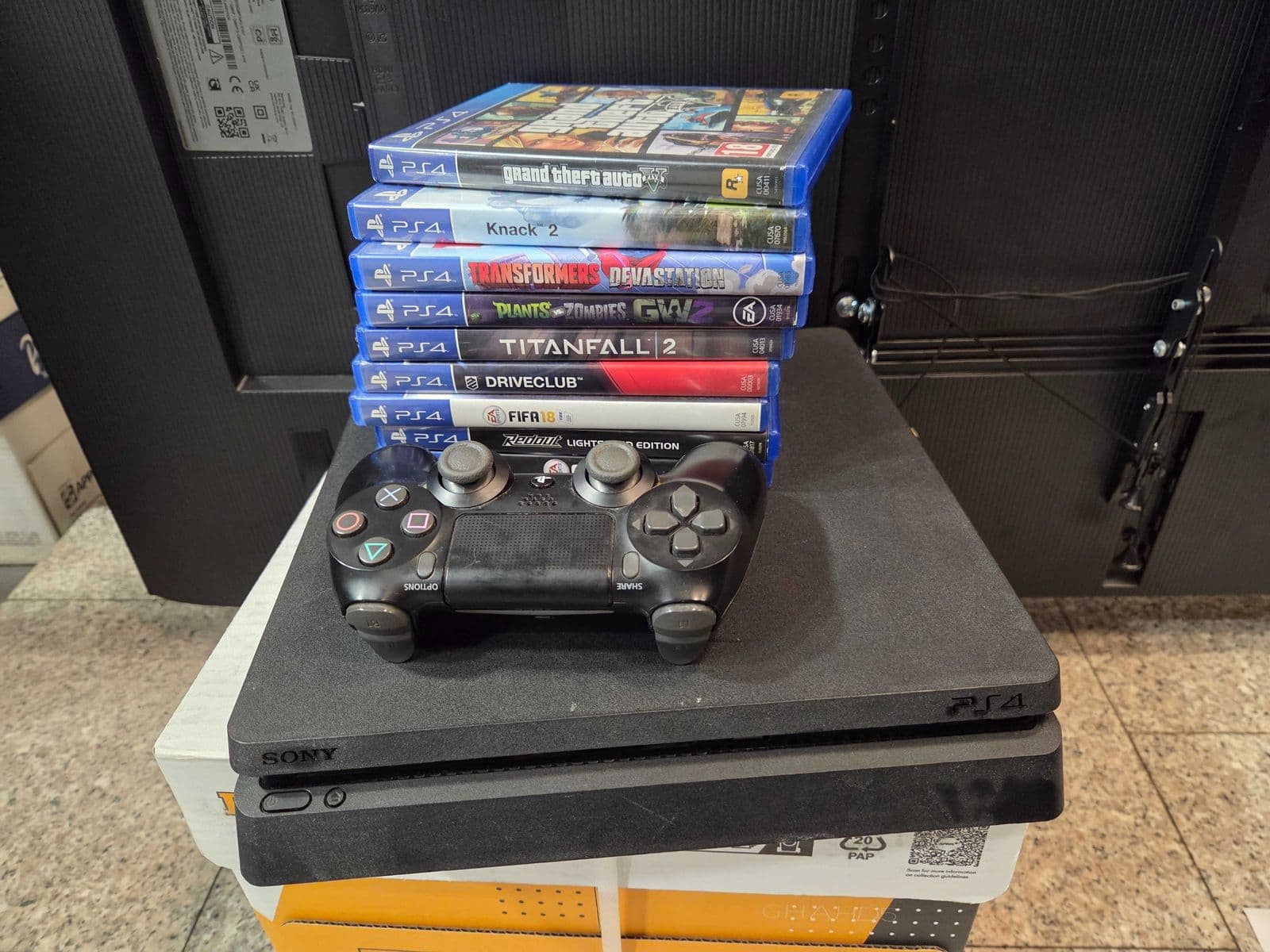 Hope Amanet P10/Consola PS4 Slim 1TB 1 maneta si 9 jocuri Bucuresti Sectorul 5